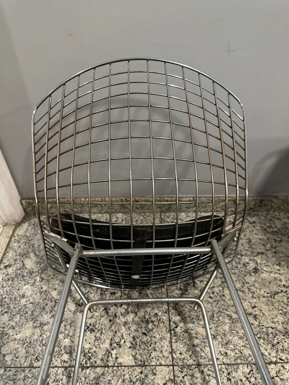 Cadeiras em ferro com assento em couro preto 