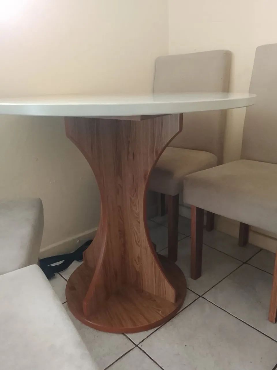 Vendo mesa de jantar 4 lugares 