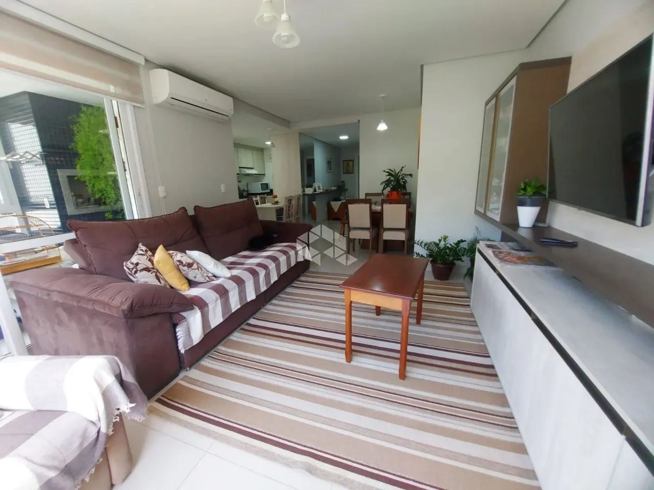 Apartamento central com 03 dormitórios!