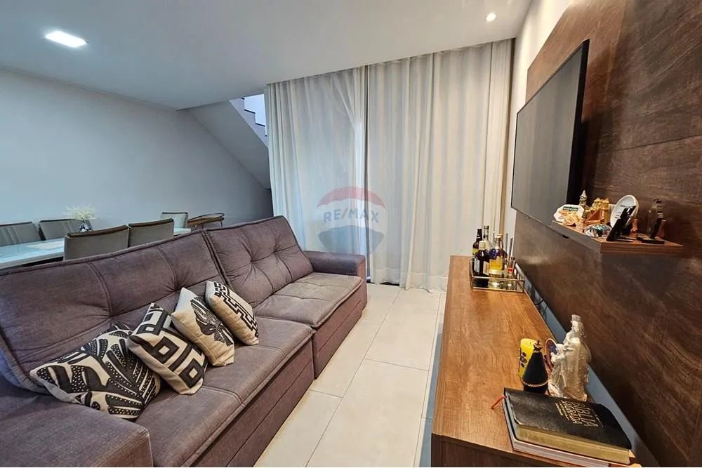Duplex com 2 quartos e suíte no Alto do Castelo
