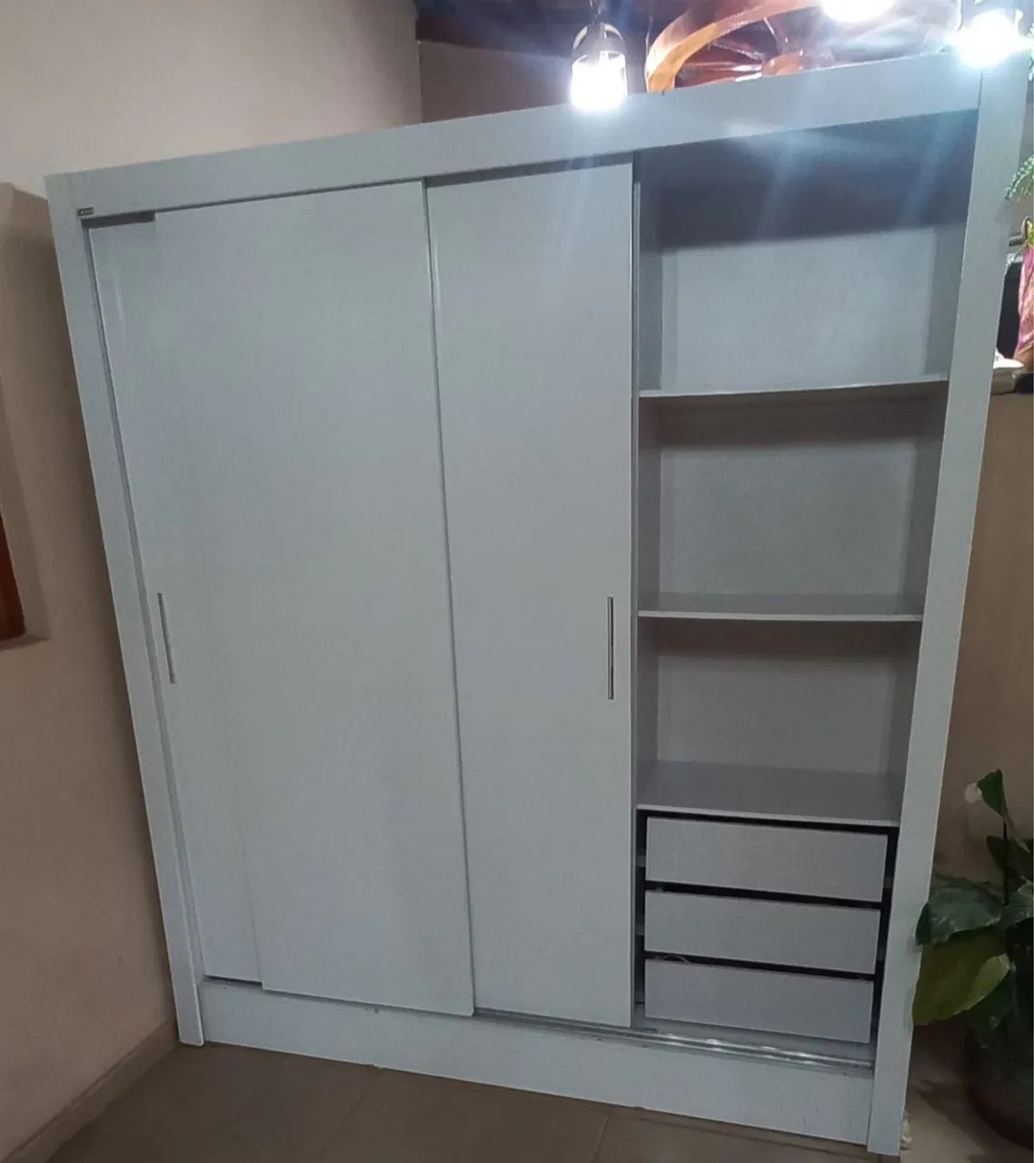 Guarda roupa solteiro branco porta de correr - Foto 2