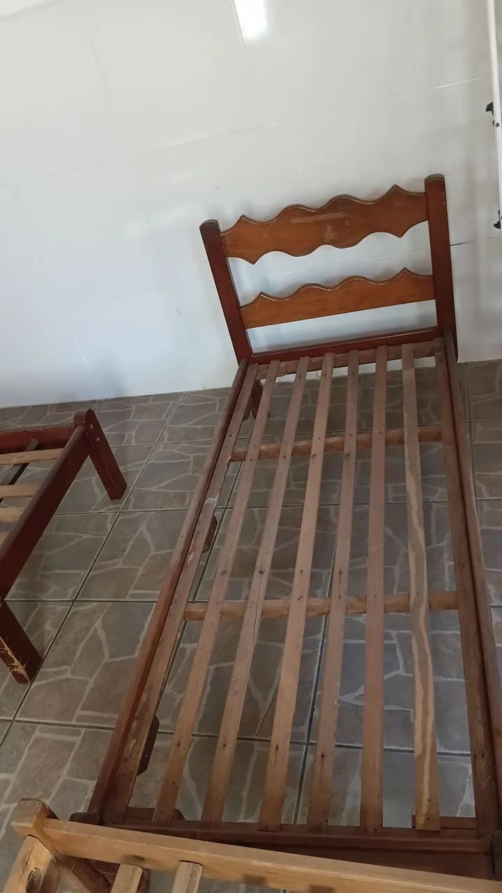 Vendo cama de solteiro madeira R$200 - Foto 2
