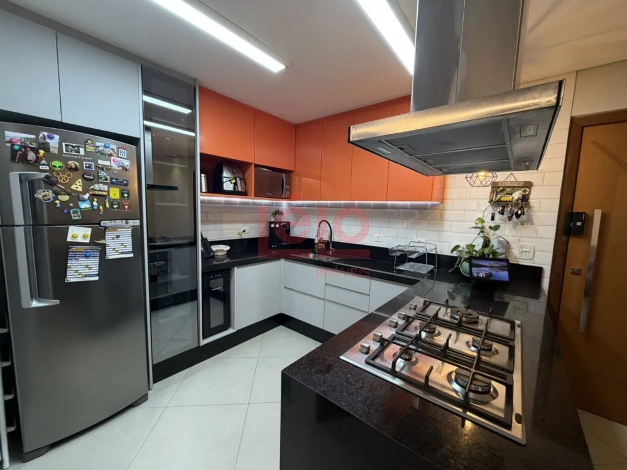 Apartamento MOBILIADO à Venda no Novo Centro de Maringá.