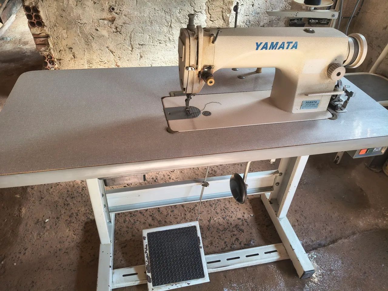 Vendo máquina de costura reta Yamata  - Foto 3