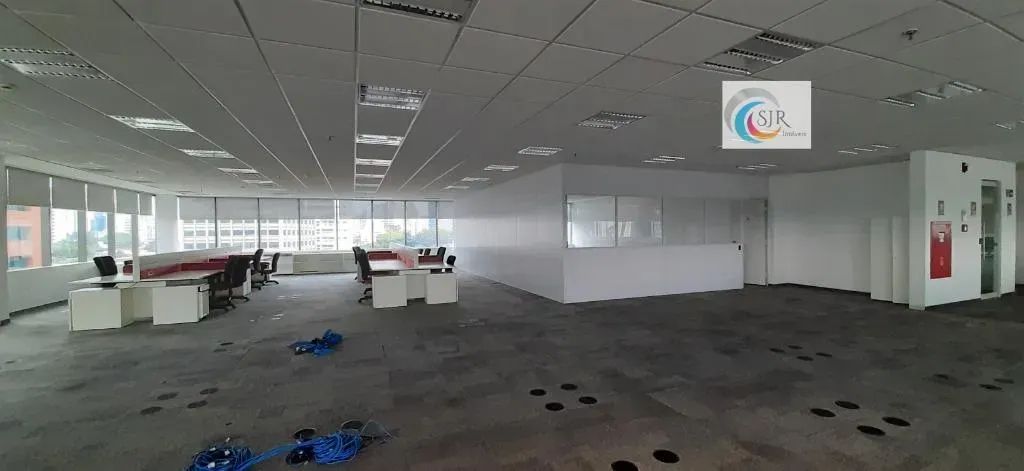 Conjunto Comercial de 1.127m² com 27 vagas de garagem!!
