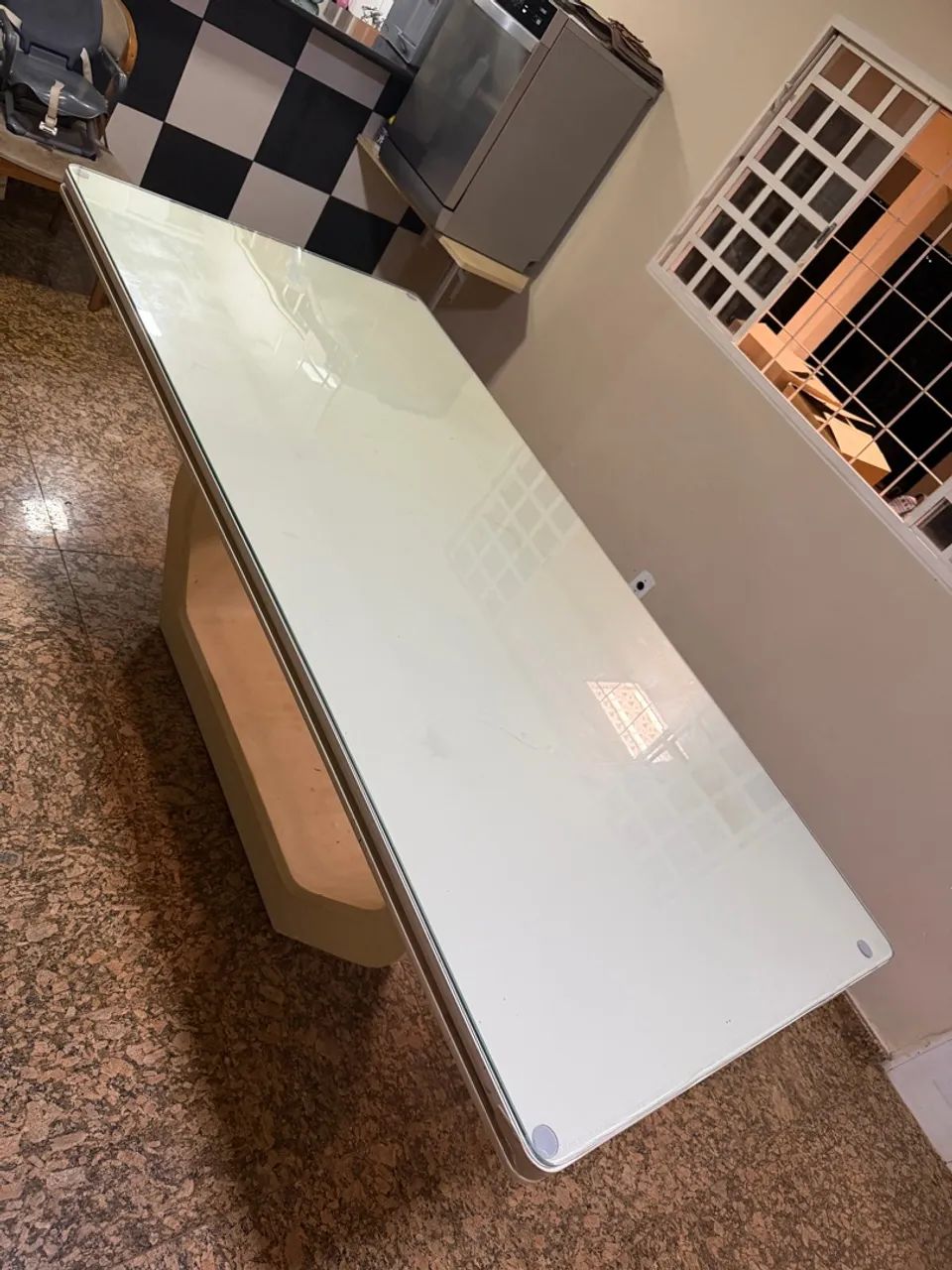 Vendo mesa de madeira com proteção em vidro  - Foto 3