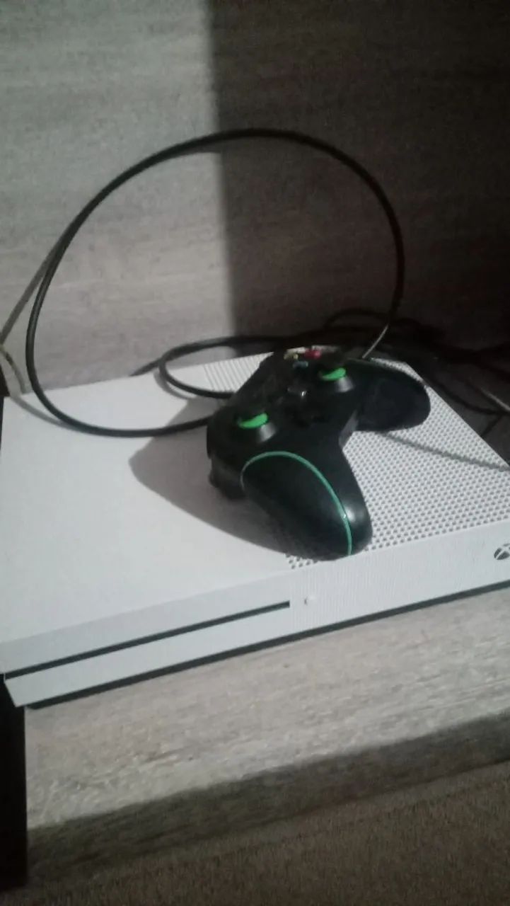 Xbox One S, 4 jogos, 1 controle e todos os cabos - Foto 2