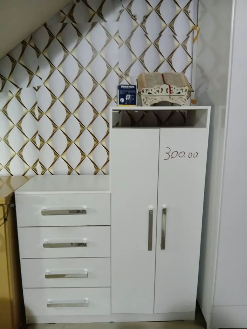 Cômoda em bom estado.