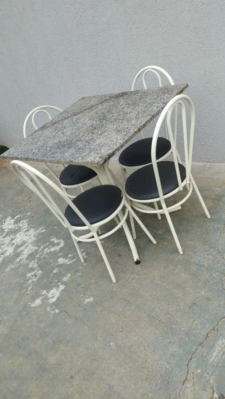 Mesa quadrada 90 x 80 cm com 4 cadeiras 