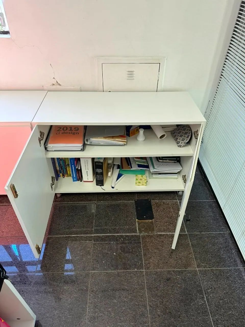 Armário branco com chave, rodinhas e prateleiras - Foto 3