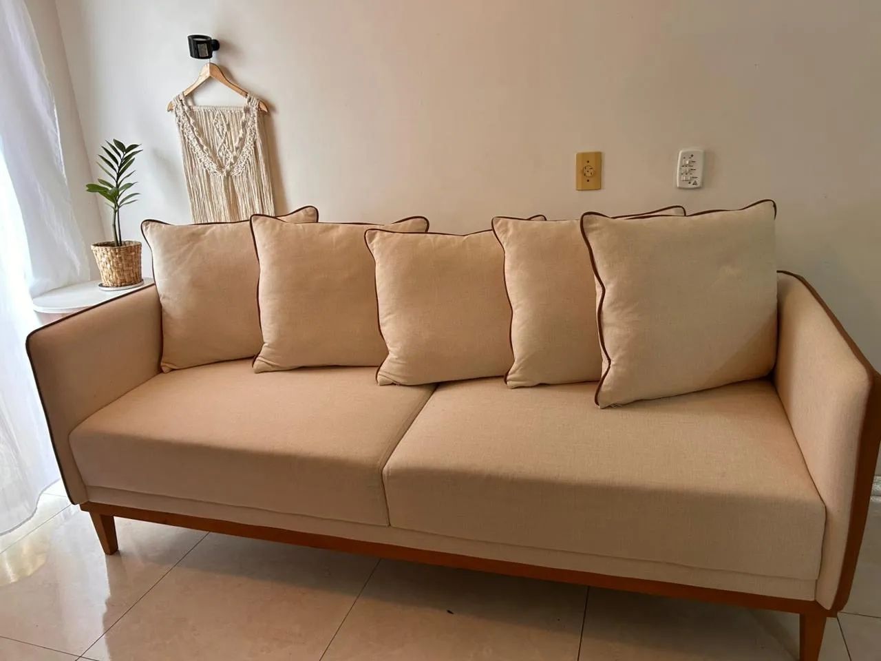 Sofá linho e revestimento de couro