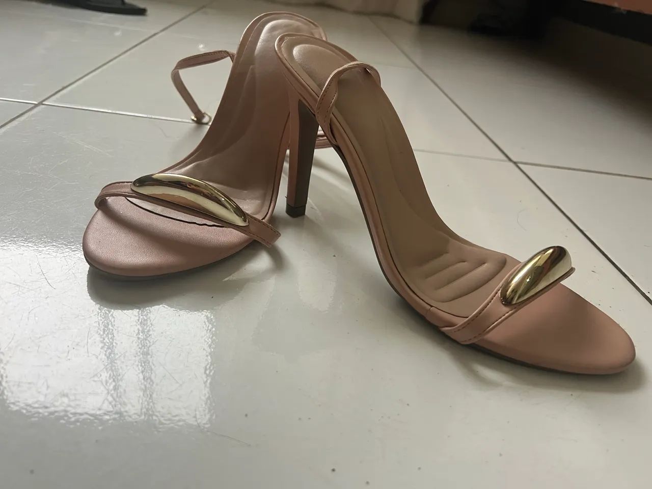 Sandália duas tiras com detalhe 