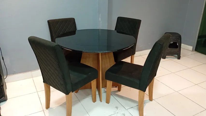 Mesa de jantar redonda de vidro, 4 cadeiras pretas 