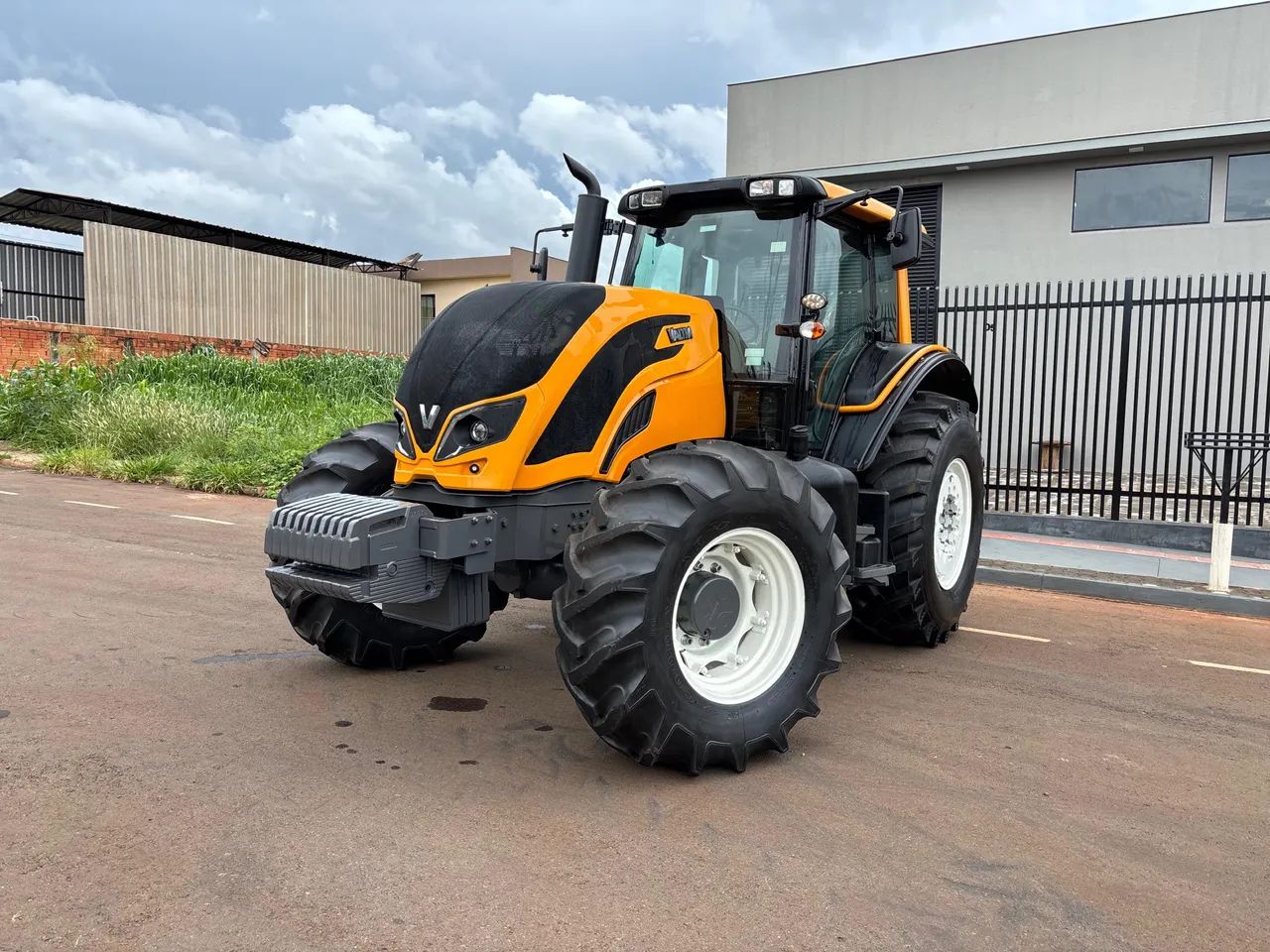 TRATOR VALTRA BH 194 - POTENTE, REVISADO E PRONTO PRA CAMPO