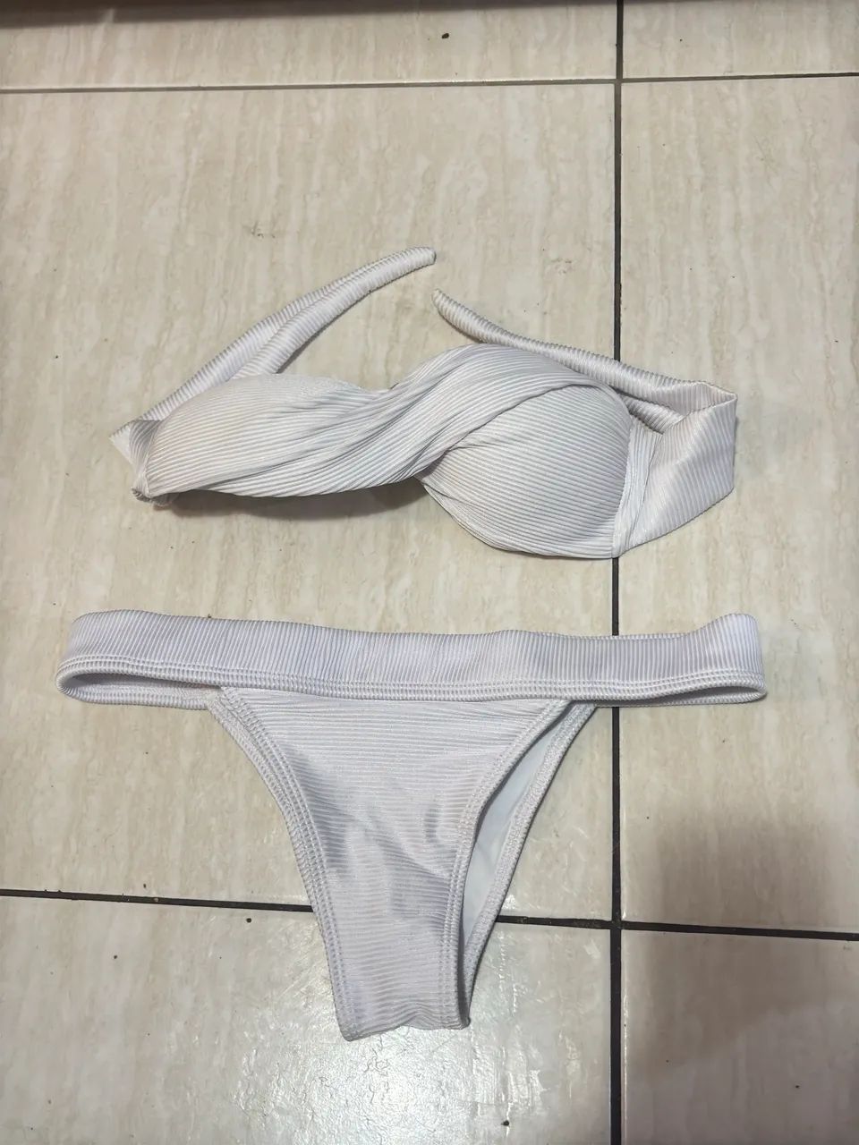 Biquíni branco tomara que caia de amarrar com bojo M