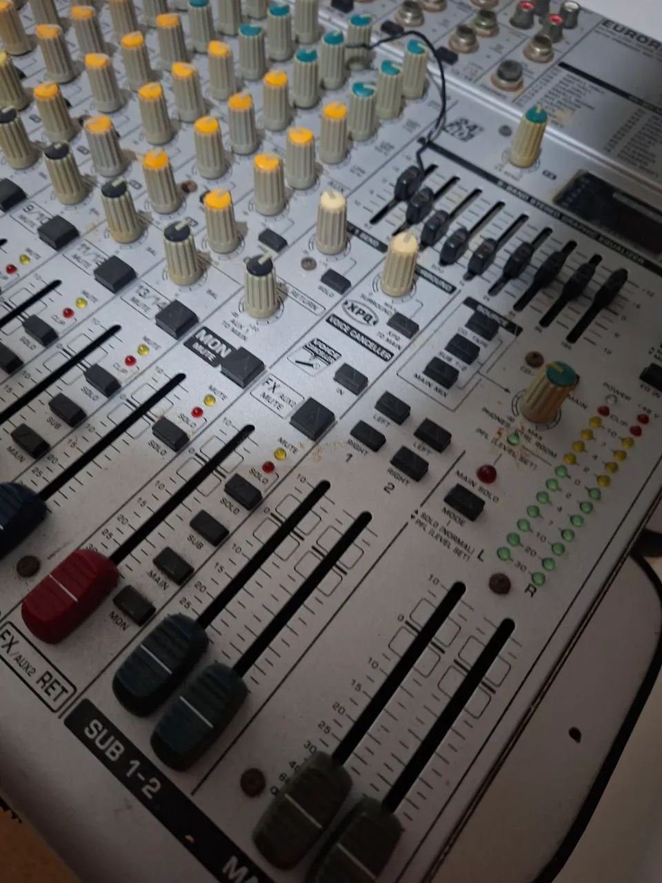 Mesa de som Behringer usada.