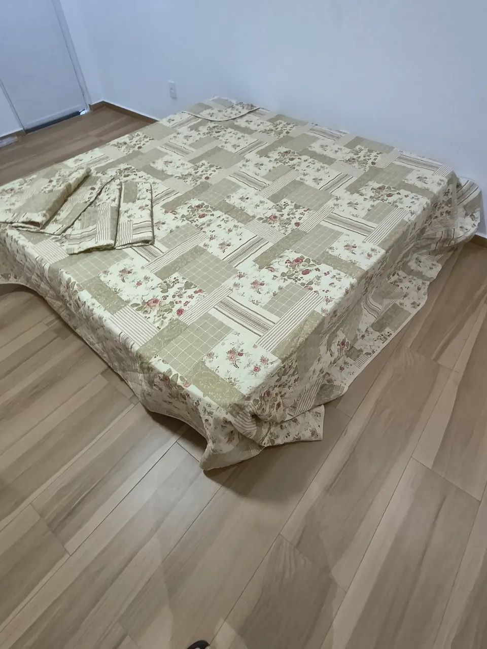 Cobre leito com porta travesseiros  - Foto 3