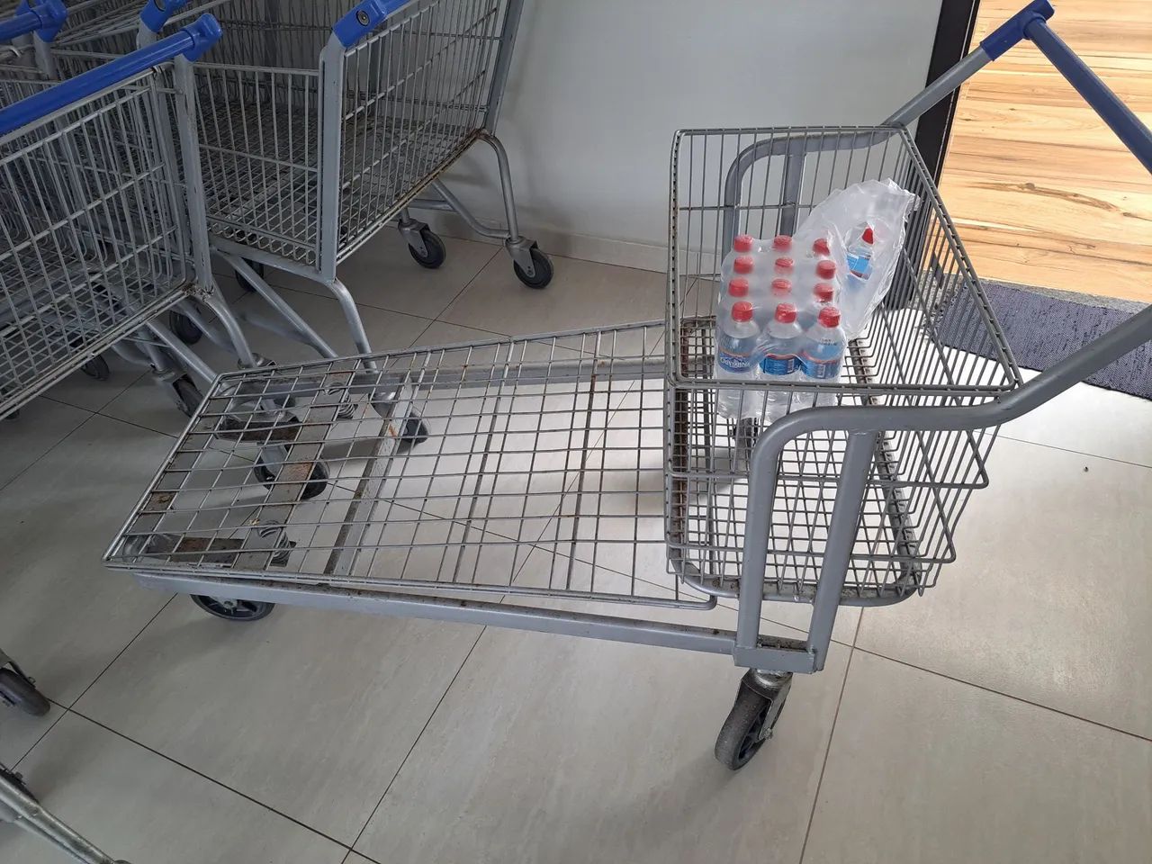 Vende-se carrinhos de supermercado semi-novos - Foto 5