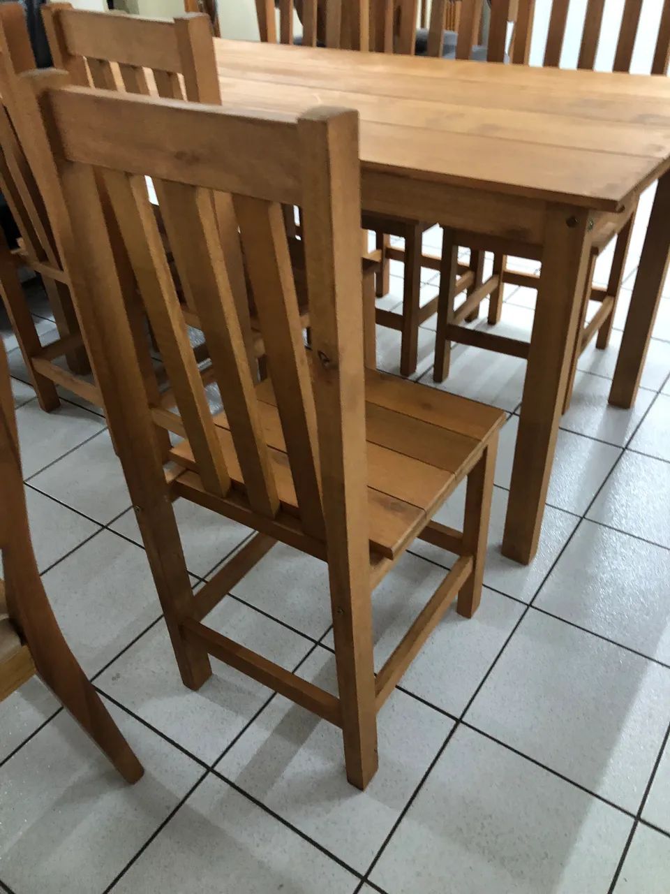 Mesa de madeira com 6 cadeiras NOVA - Foto 2
