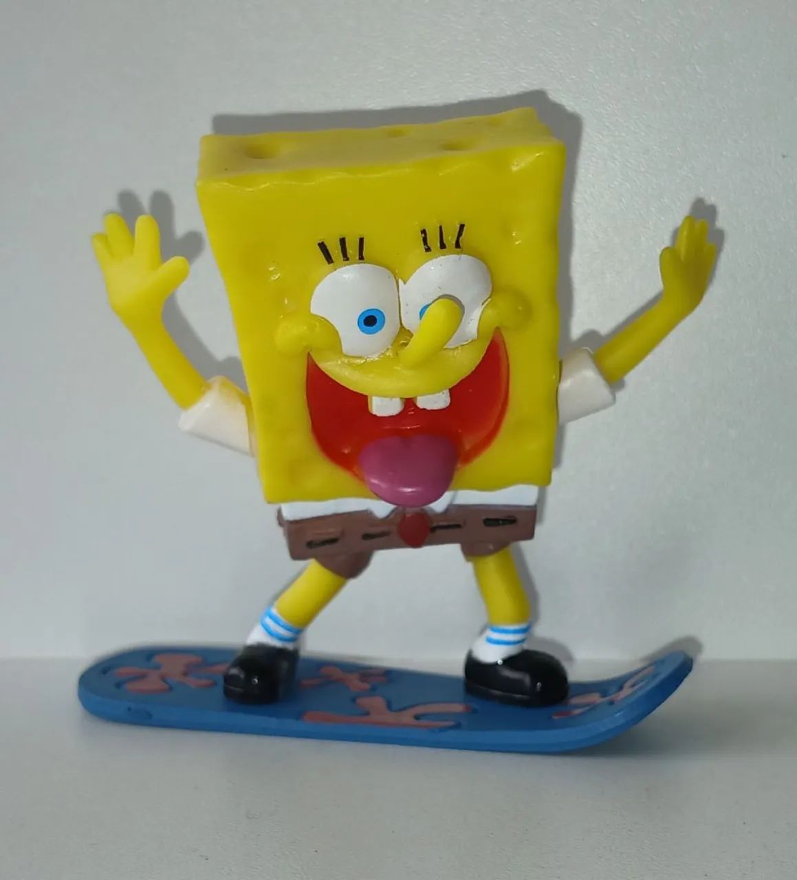 BONECO MINIATURA BOB ESPONJA NA PRANCHA SURFANDO