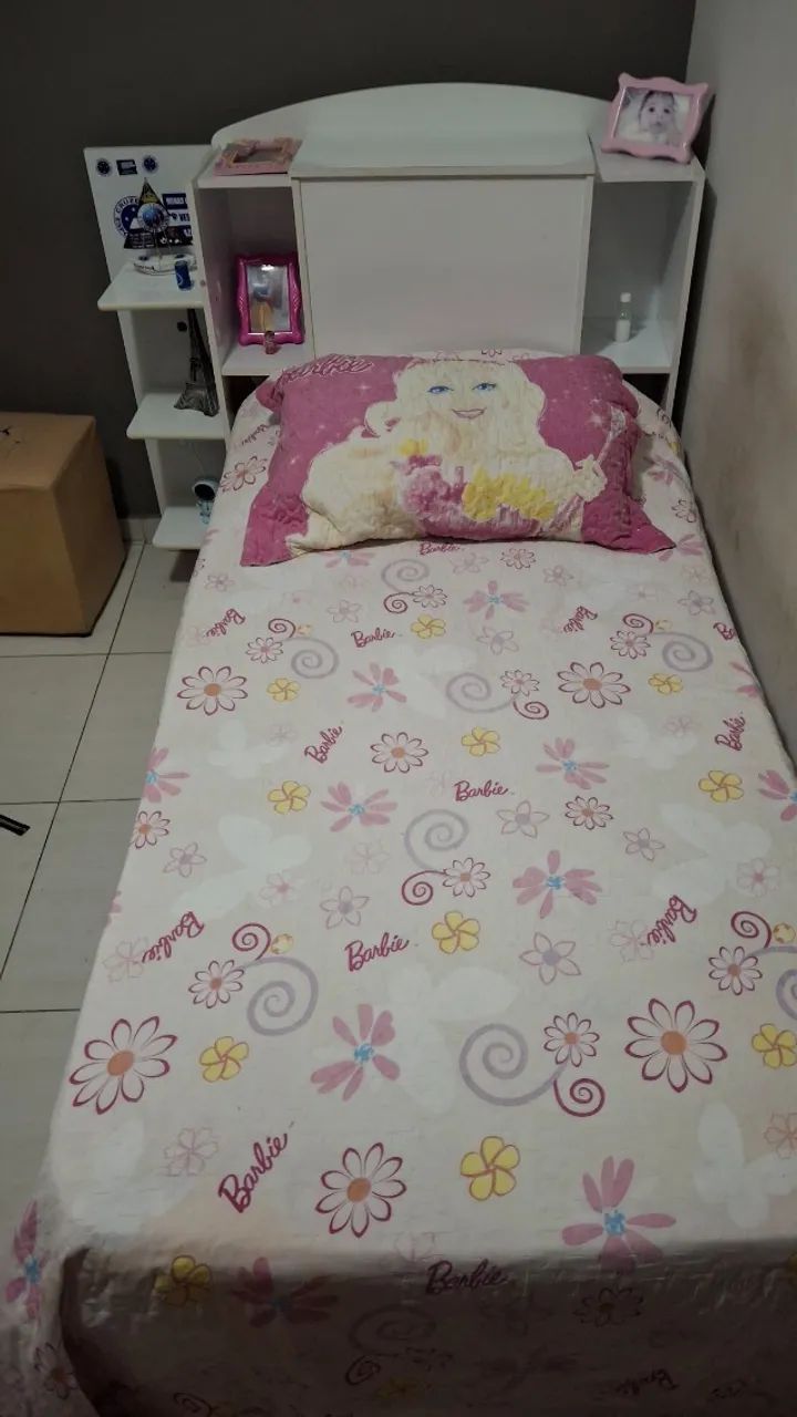 Cama solteiro com cama auxiliar,  gavetas e baú. 