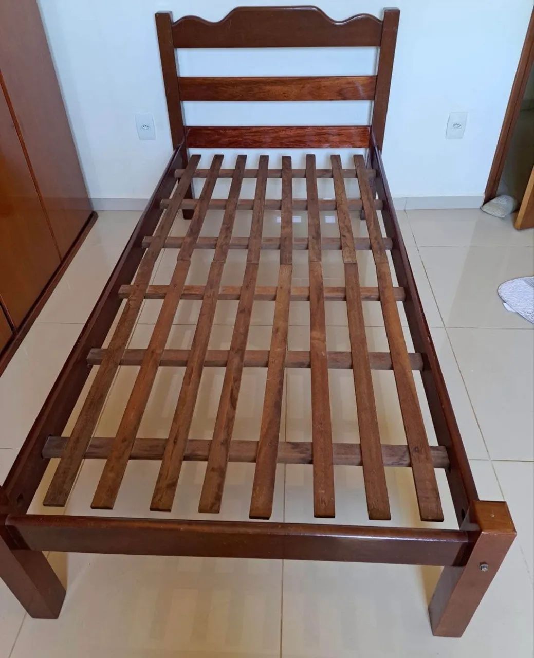 Cama de madeira maciça e colchão  - Foto 2