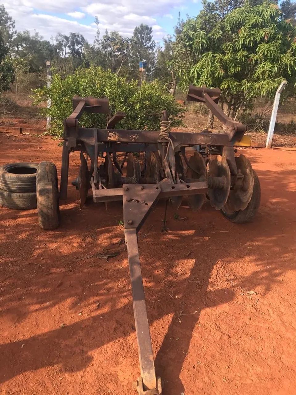 Trator 4x4 MWM 95CV com implementos - Foto 2