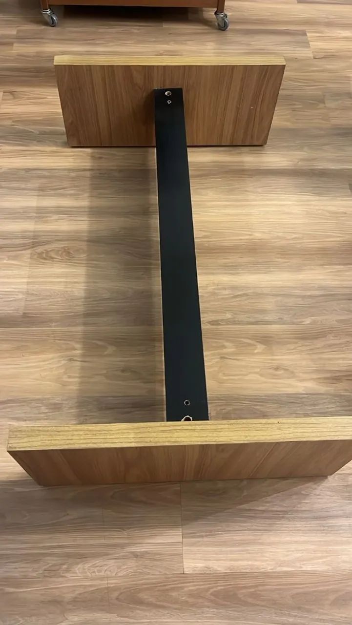 MESA DE CENTRO COM TAMPO DE VIDRO 