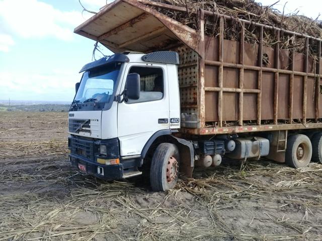 Caminhão Volvo FM420 + Julieta Facchine 2004