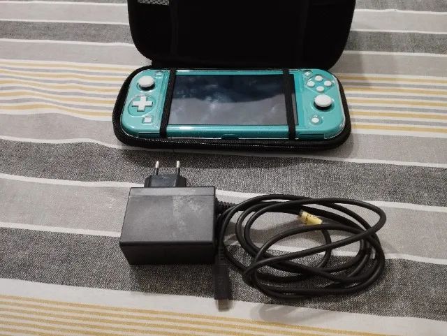 Nintendo switch lite c/ jogo pokémon sword em Santos