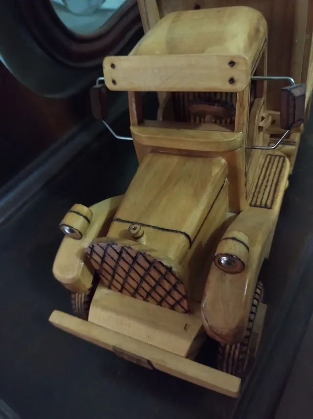 Caminhão de madeira artesanal 