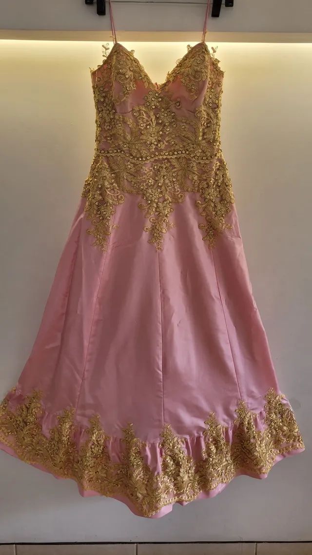 Vestido de festa rosa com renda dourada e pedraria - Foto 2