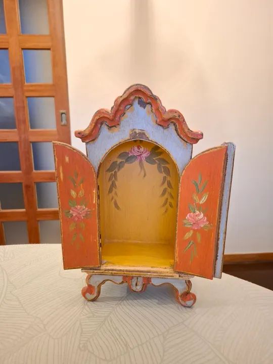 Oratório artesanal típico mineiro no estilo barroco com portas que abrem a fecham