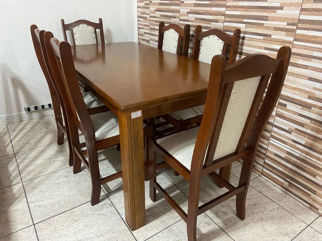 Conjunto de Mesa e Cadeiras de Madeira Maciça