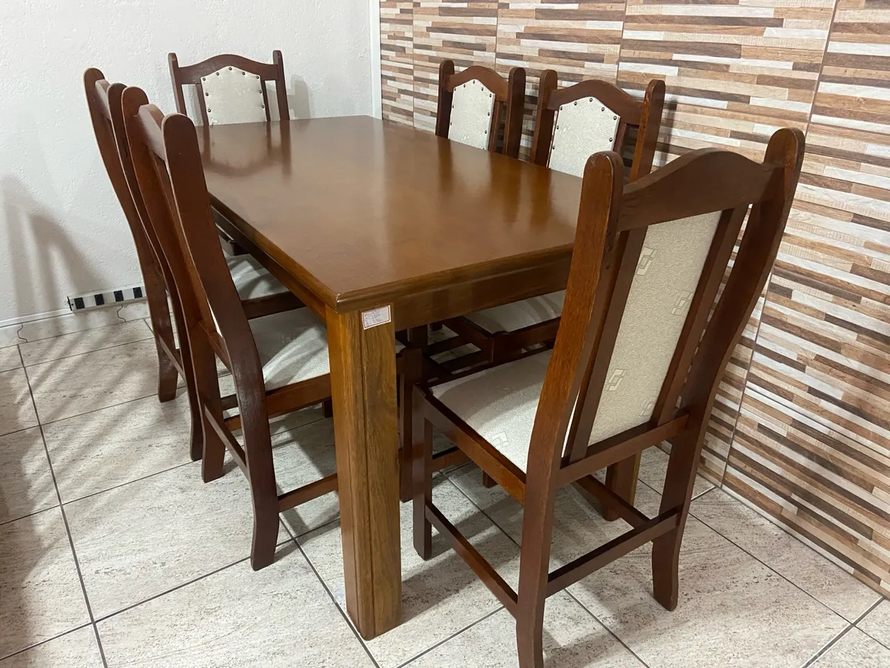 Conjunto de Mesa e Cadeiras de Madeira Maciça
