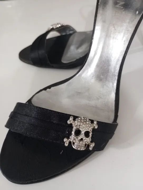 Sandália de salto alto preta Divina K com detalhe de caveira - Foto 2