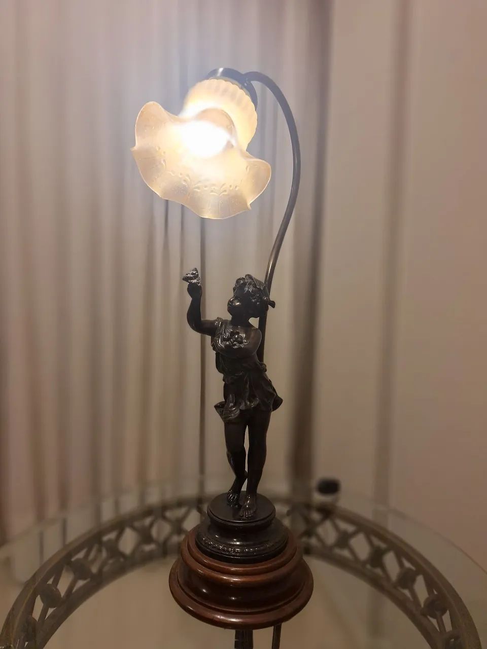 Abajur de bronze com menina e cúpula floral