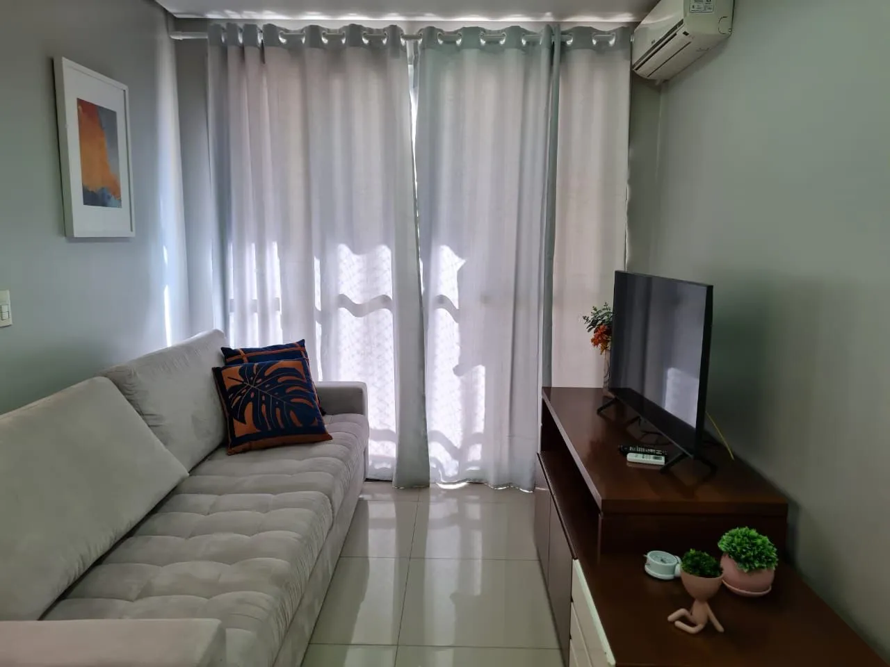 Aluga-se ótimo apartamento decorado com excelente localização