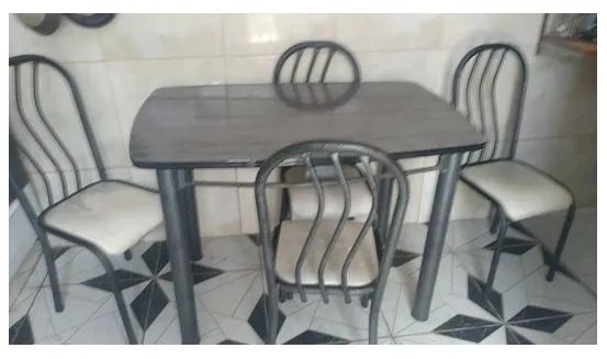 Mesa c/ 4 cadeiras  de ferro estofadas  - Foto 2