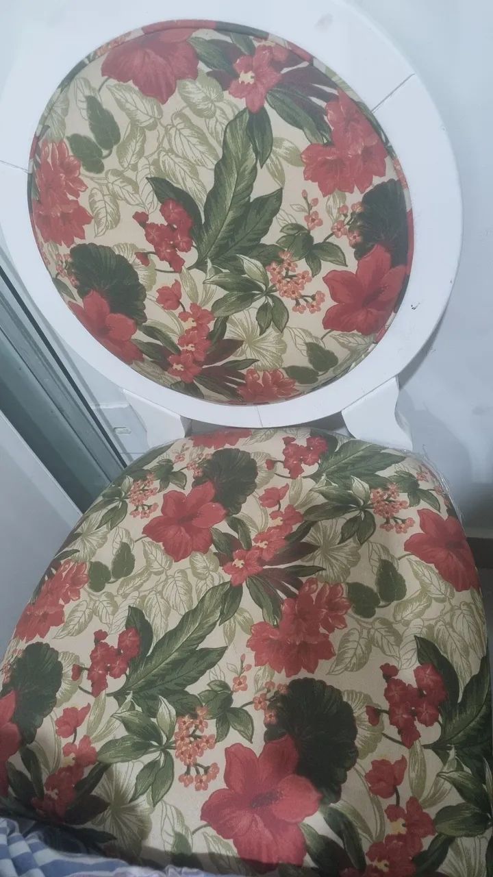 Par de Cadeira Medalhão branca/  floral - Foto 2