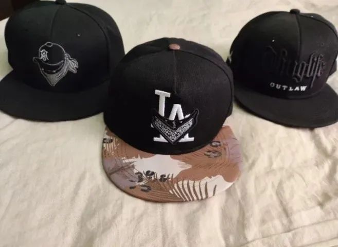 Boné Thuglife (outlaw), L.A (crimes) e outro sem marca