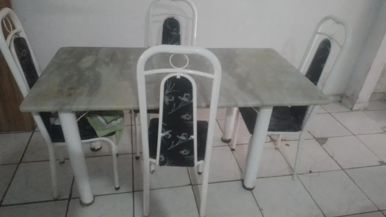 Mesa de jantar de marmore com espaço pra seis cadeiras mais só tem4 cadeiras *