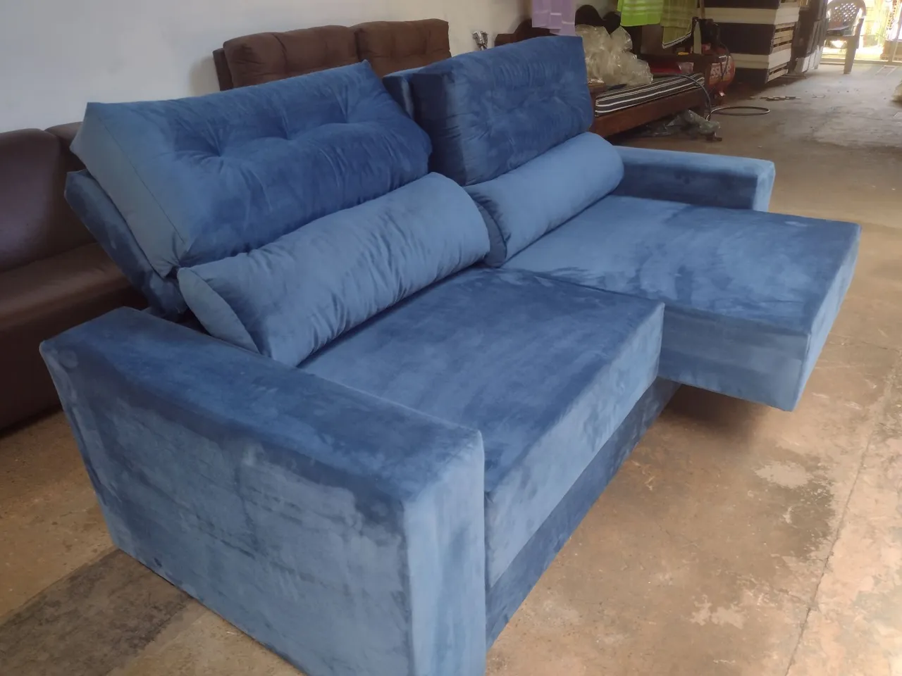Sofá retrátil e reclinável azul confortável e elegante