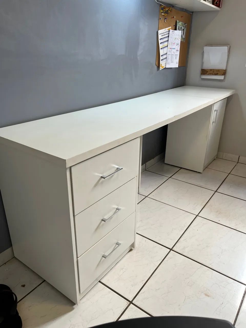 Mesa de Escritório Branca com Gavetas e Armário - Foto 2