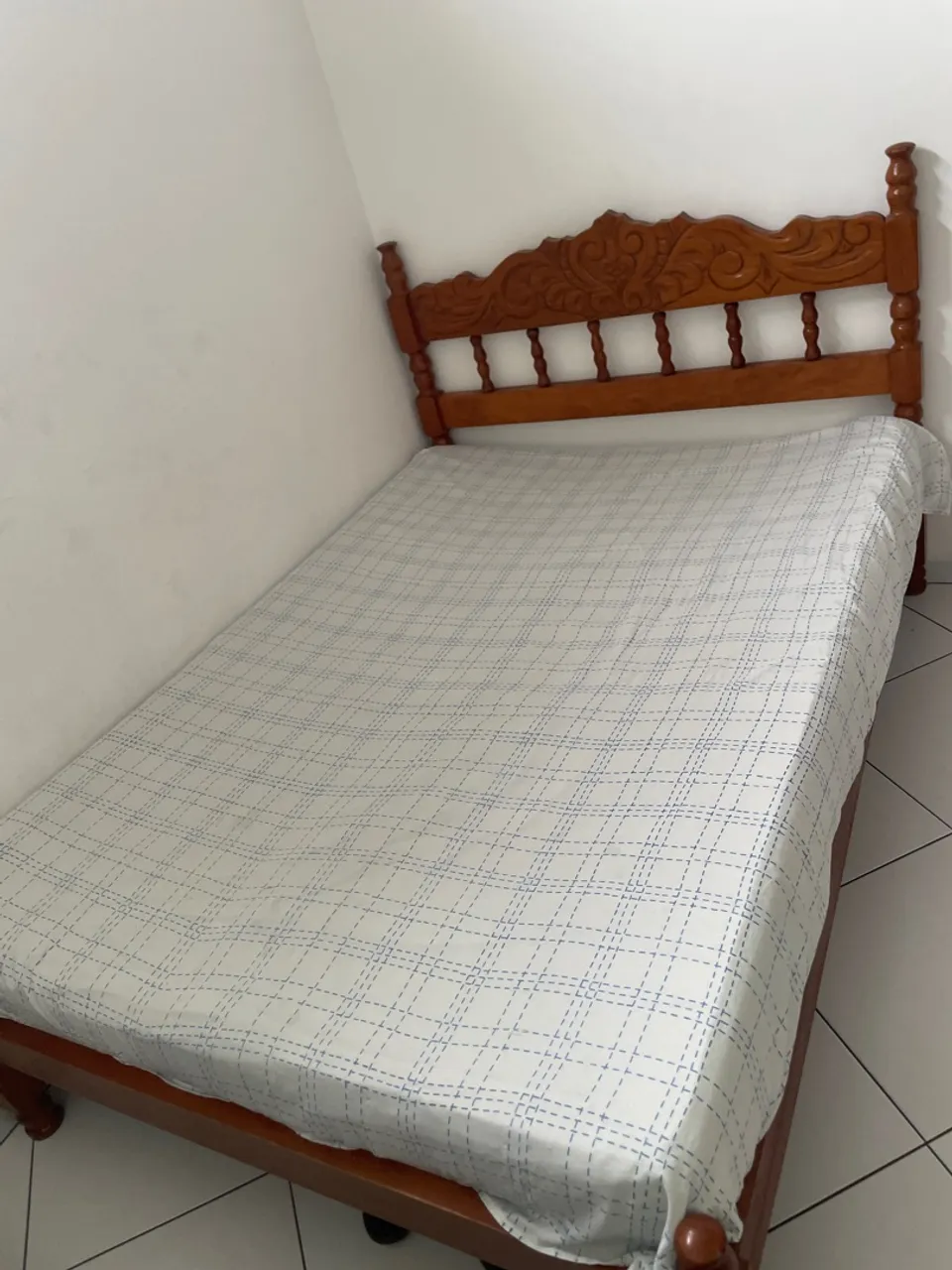 Cama de madeira com detalhes
