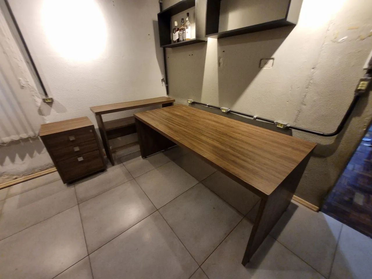 Conjunto de mesa e gaveteiro para escritório