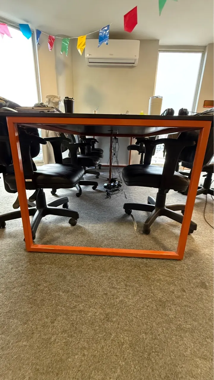 Mesa de escritório MDF preto com metalon laranja