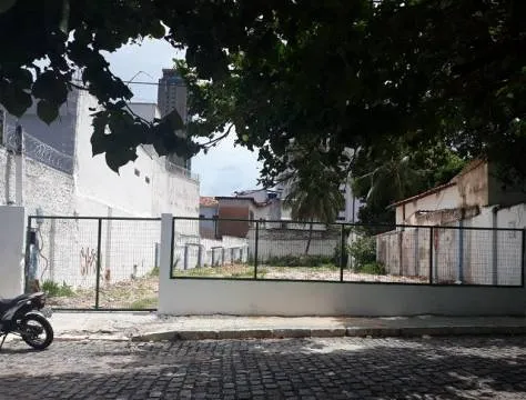Terreno murado para aluguel com 455 metros quadrados em Petrópolis - Natal - RN