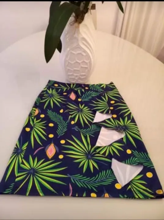 Saia estampada azul com recortes