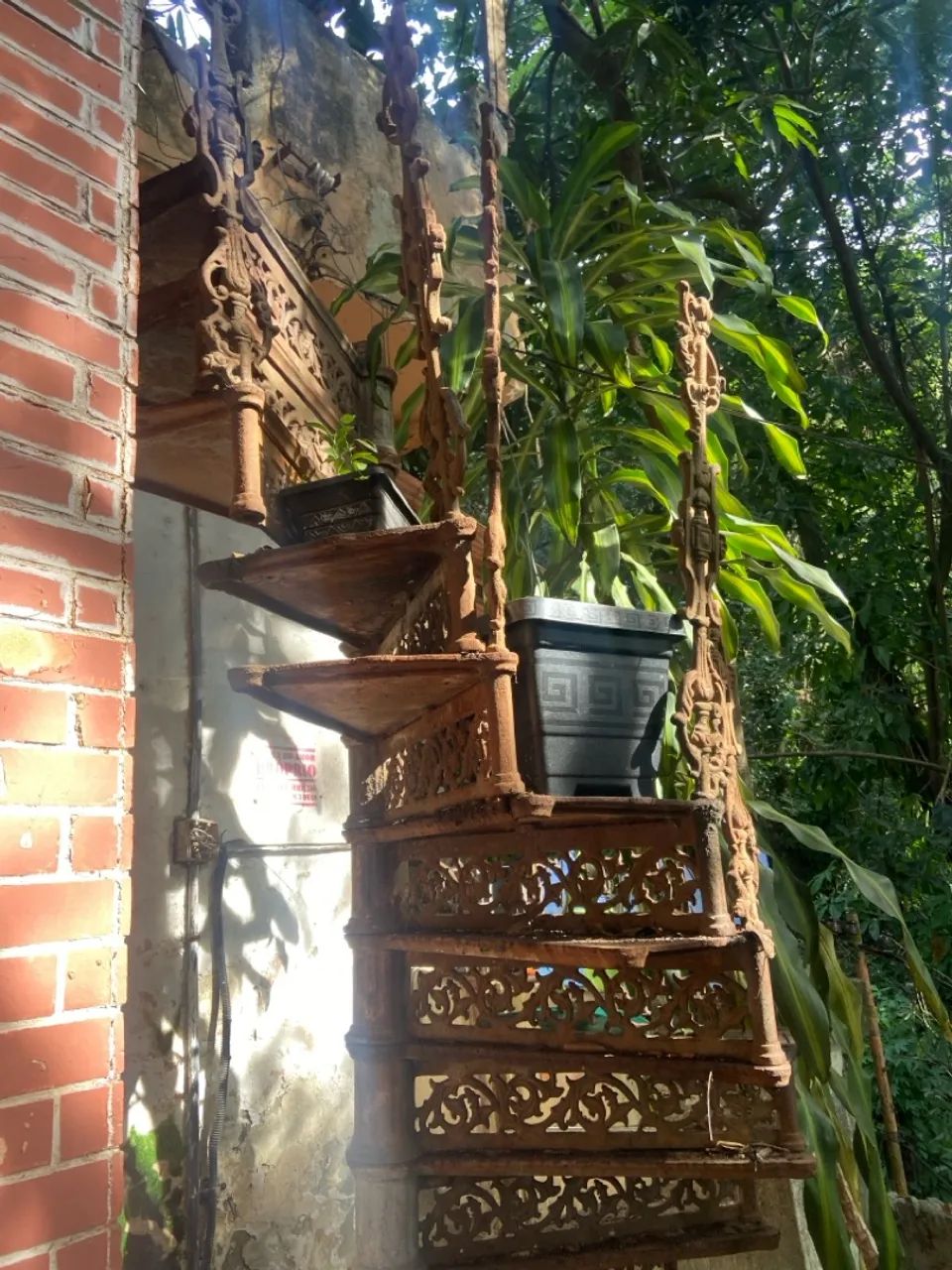 Escada de Ferro Antiga com Design Ornamental - Foto 5